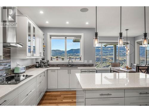 1917 Ironwood Court, Kamloops, BC - Indoor Photo Showing Kitchen With Upgraded Kitchen