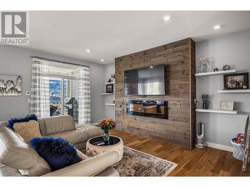 1917 Ironwood Court, Kamloops, BC - Indoor Photo Showing Living Room