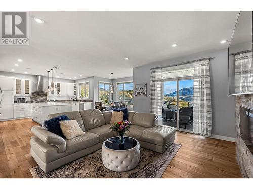 1917 Ironwood Court, Kamloops, BC - Indoor Photo Showing Living Room