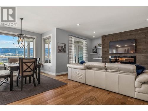 1917 Ironwood Court, Kamloops, BC - Indoor Photo Showing Living Room