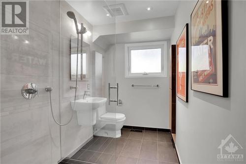 519 Penhill Avenue, Ottawa, ON - Indoor Photo Showing Bathroom