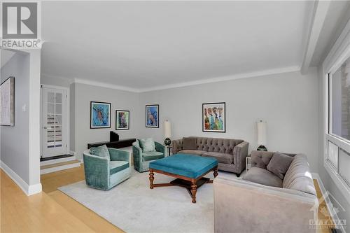 519 Penhill Avenue, Ottawa, ON - Indoor Photo Showing Living Room