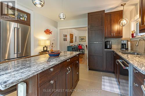 166 Thornton Avenue, London, ON - Indoor Photo Showing Kitchen