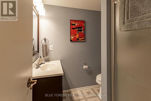 166 Thornton Avenue, London, ON - Indoor Photo Showing Bathroom