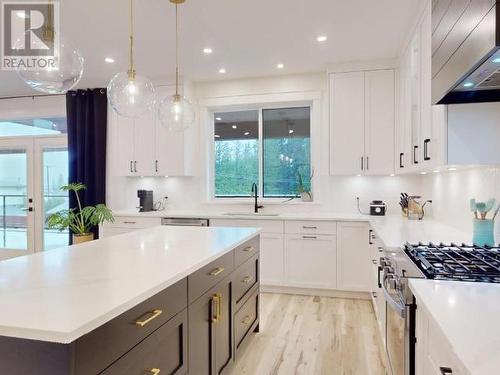 3545 Selkirk Ave, Powell River, BC - Indoor Photo Showing Kitchen With Upgraded Kitchen