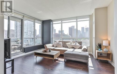 809 - 500 Sherbourne Street, Toronto, ON - Indoor Photo Showing Living Room