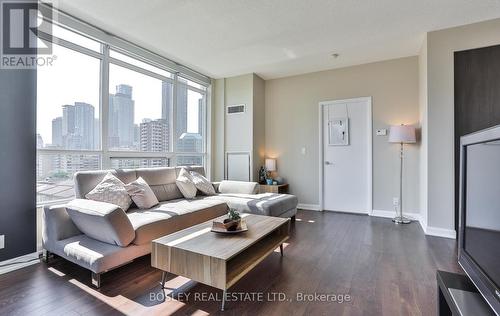 809 - 500 Sherbourne Street, Toronto, ON - Indoor Photo Showing Living Room