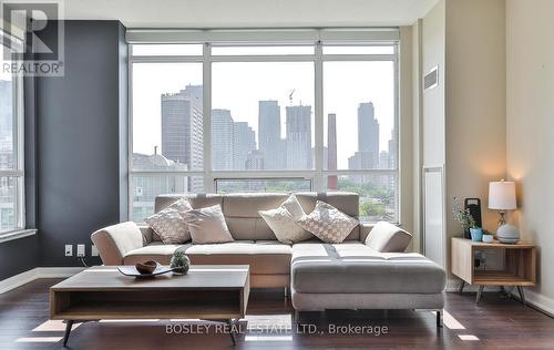 809 - 500 Sherbourne Street, Toronto, ON - Indoor Photo Showing Living Room