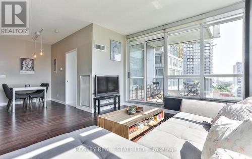 809 - 500 Sherbourne Street, Toronto, ON - Indoor Photo Showing Living Room