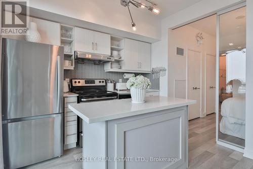 Lph 10 - 160 Vanderhoof Avenue, Toronto, ON - Indoor Photo Showing Kitchen With Upgraded Kitchen