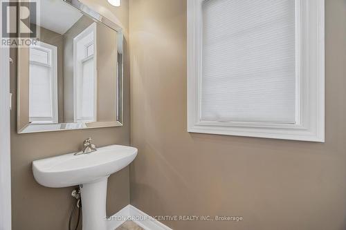 76 Forsyth Crescent E, Barrie, ON - Indoor Photo Showing Bathroom