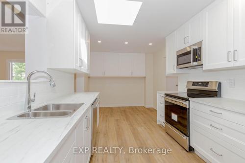 2459 Yarmout Crescent, Oakville, ON - Indoor Photo Showing Kitchen With Double Sink With Upgraded Kitchen