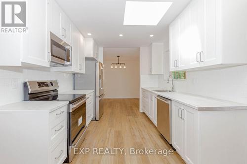 2459 Yarmout Crescent, Oakville, ON - Indoor Photo Showing Kitchen