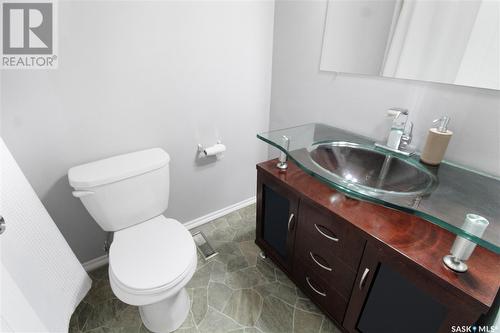 229 6Th Avenue Nw, Swift Current, SK - Indoor Photo Showing Bathroom