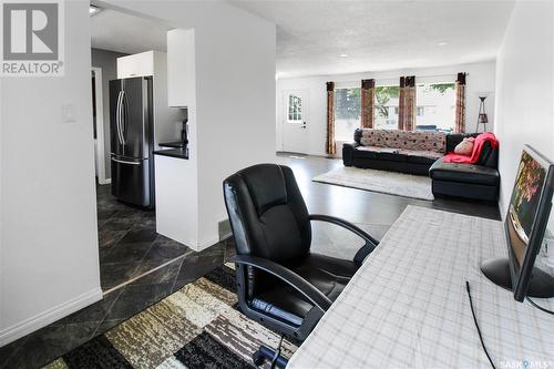 229 6Th Avenue Nw, Swift Current, SK - Indoor Photo Showing Living Room