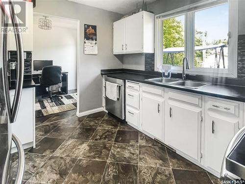 229 6Th Avenue Nw, Swift Current, SK - Indoor Photo Showing Kitchen With Double Sink