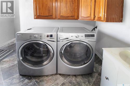 229 6Th Avenue Nw, Swift Current, SK - Indoor Photo Showing Laundry Room