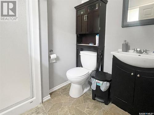 229 6Th Avenue Nw, Swift Current, SK - Indoor Photo Showing Bathroom