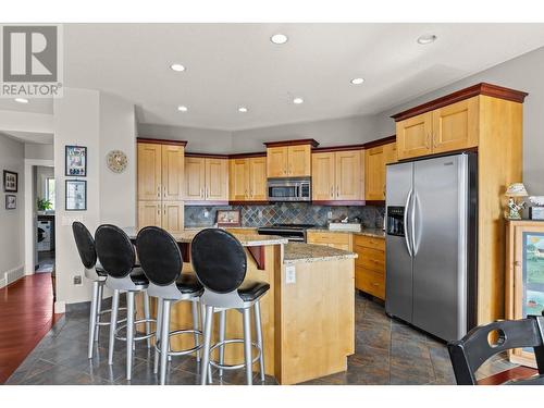 1035 Hume Avenue, Kelowna, BC - Indoor Photo Showing Kitchen