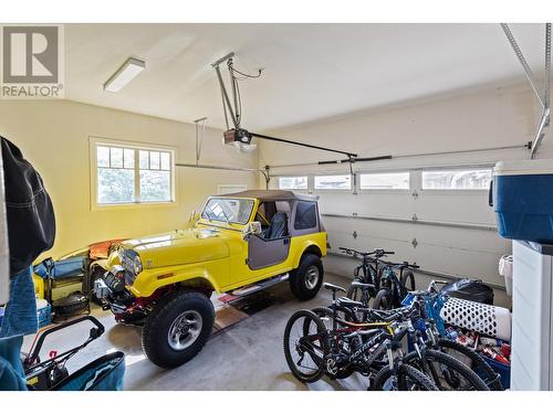 1035 Hume Avenue, Kelowna, BC - Indoor Photo Showing Garage