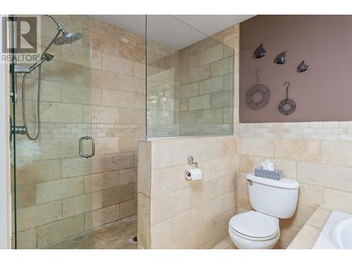 1035 Hume Avenue, Kelowna, BC - Indoor Photo Showing Bathroom