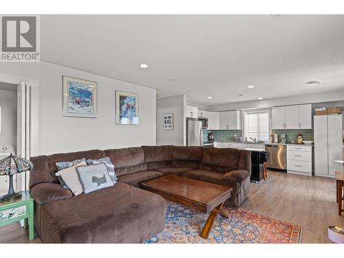 1035 Hume Avenue, Kelowna, BC - Indoor Photo Showing Living Room