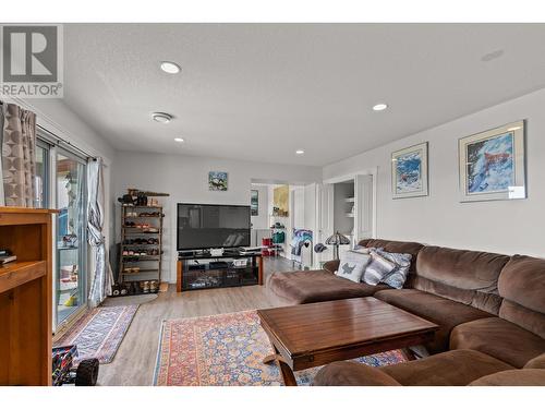 1035 Hume Avenue, Kelowna, BC - Indoor Photo Showing Living Room