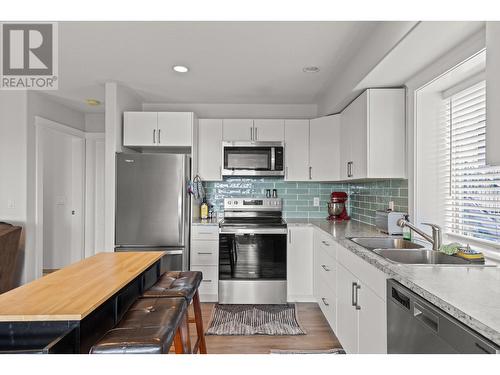 1035 Hume Avenue, Kelowna, BC - Indoor Photo Showing Kitchen With Double Sink With Upgraded Kitchen