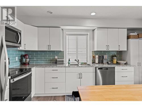 1035 Hume Avenue, Kelowna, BC - Indoor Photo Showing Kitchen With Double Sink