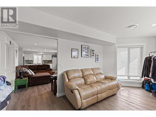 1035 Hume Avenue, Kelowna, BC - Indoor Photo Showing Living Room