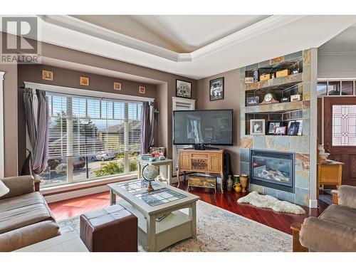 1035 Hume Avenue, Kelowna, BC - Indoor Photo Showing Living Room With Fireplace