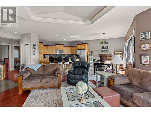 1035 Hume Avenue, Kelowna, BC - Indoor Photo Showing Living Room