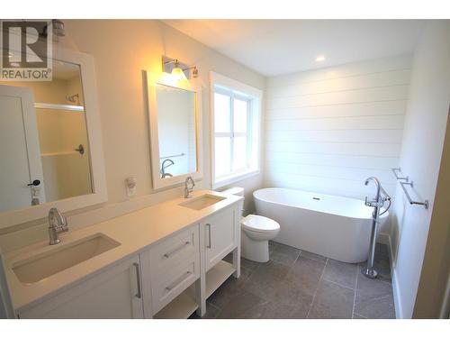 2020 14 Avenue Se, Salmon Arm, BC - Indoor Photo Showing Bathroom