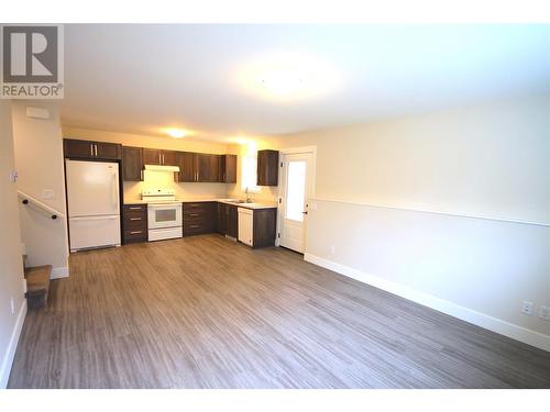 2020 14 Avenue Se, Salmon Arm, BC - Indoor Photo Showing Kitchen