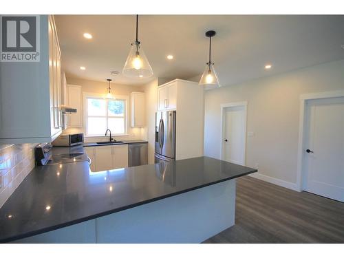 2020 14 Avenue Se, Salmon Arm, BC - Indoor Photo Showing Kitchen