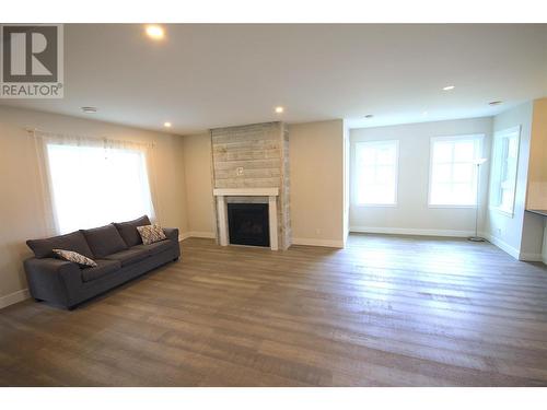 2020 14 Avenue Se, Salmon Arm, BC - Indoor Photo Showing Living Room With Fireplace