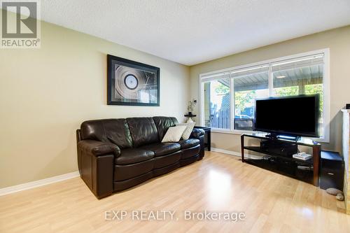 65 Brendawood Crescent, Waterloo, ON - Indoor Photo Showing Living Room