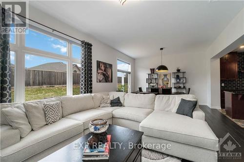 604 Enclave Lane, Clarence-Rockland, ON - Indoor Photo Showing Living Room