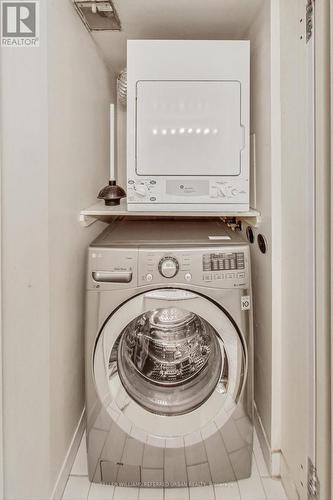 802 - 44 St Joseph Street, Toronto, ON - Indoor Photo Showing Laundry Room