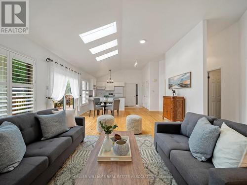 1073 Fern Road, Innisfil, ON - Indoor Photo Showing Living Room