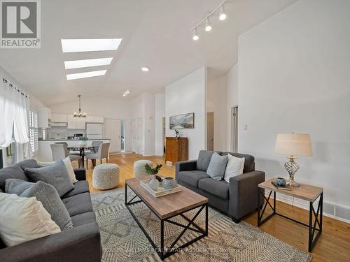 1073 Fern Road, Innisfil, ON - Indoor Photo Showing Living Room