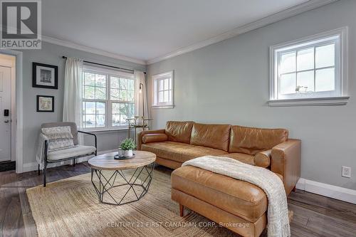 105 Emery Street E, London, ON - Indoor Photo Showing Living Room