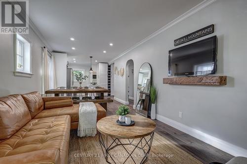 105 Emery Street E, London, ON - Indoor Photo Showing Living Room