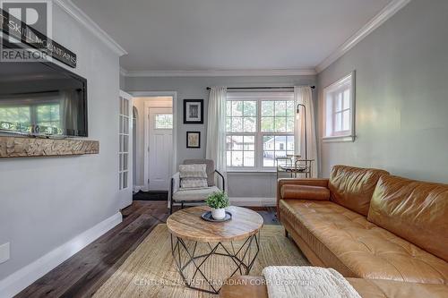 105 Emery Street E, London, ON - Indoor Photo Showing Living Room