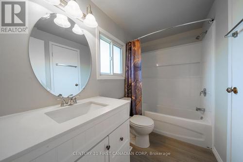 495 Springbank Avenue, Woodstock, ON - Indoor Photo Showing Bathroom