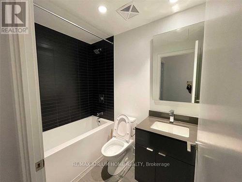 508 - 7 Grenville Street, Toronto, ON - Indoor Photo Showing Bathroom