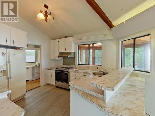 9773 Edmondson Road, Powell River, BC - Indoor Photo Showing Kitchen