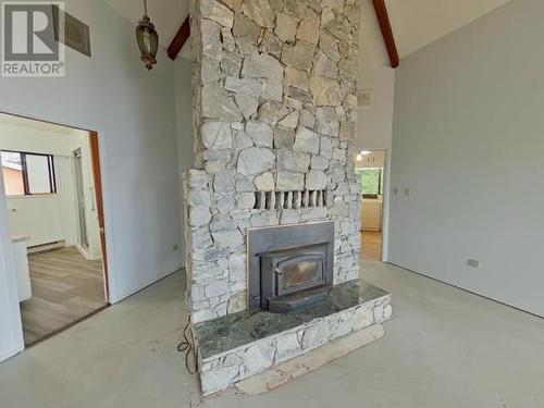 9773 Edmondson Road, Powell River, BC - Indoor With Fireplace