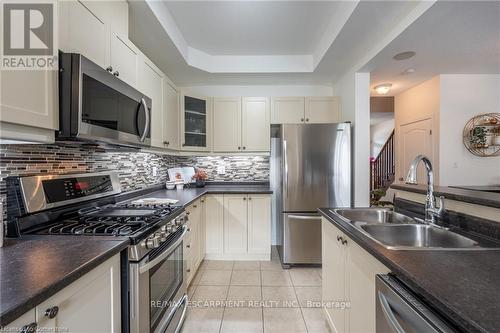 39 Bankfield Crescent, Hamilton, ON - Indoor Photo Showing Kitchen With Double Sink