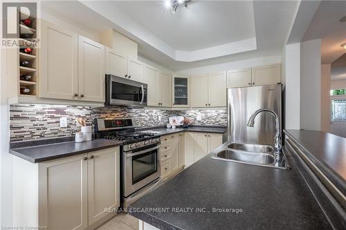 39 Bankfield Crescent, Hamilton, ON - Indoor Photo Showing Kitchen With Double Sink With Upgraded Kitchen